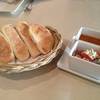 ขนมปังกับซอสอะไรไม่รู้ อร่อยย ผ่านโลดดด ที่ ร้านอาหาร Amici by Pomodoro