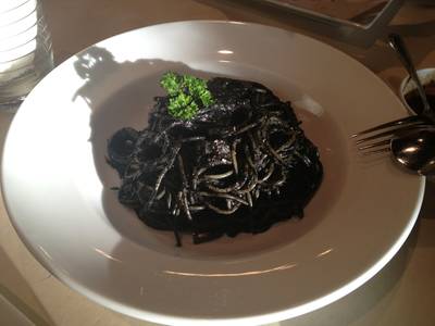 กินเข้าไป ปากเลอะ เหมือนแม่นาคเคี้ยวหมากเลย สนุกกันไปอีกแบบ 5555 ที่ ร้านอาหาร Amici by Pomodoro