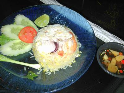 ข้าวผัดรวมมิตร เมนูนี้ใช้ได้เลยจ้า แต่ถ้าคนชอบทานเค็มคงต้องใส่พริกน้ำปลาเพิ่ม ที่ ร้านอาหาร 4dinner Bar & Restaurant