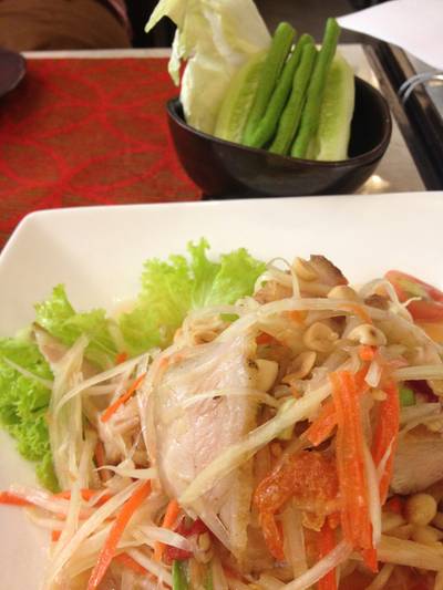 ส้มตำคอหมูย่าง ที่ ร้านอาหาร Fai sor Kam (อาหารเหนือ)