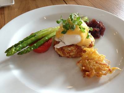 Egg benedict ที่ ร้านอาหาร Roast Coffee & Eatery