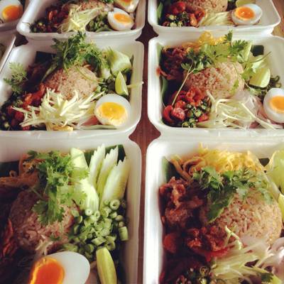 ข้าวคลุกกะปิ พร้อมเสริฟ จ้่า ที่ ร้านอาหาร ข้าวคลุกกะปิ แม่สาย