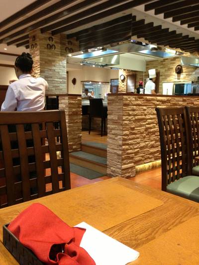 บรรยากาศในร้าน ตรงกลางเป็นเคาร์เตอร์ หน้ากะทะ ที่ ร้านอาหาร คาบุกิ เซ็นทรัลเวิลด์พลาซ่า