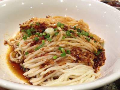 บะหมี่ราดซอสเผ็ด ที่ ร้านอาหาร ติ่น ไท่ ฟง central world