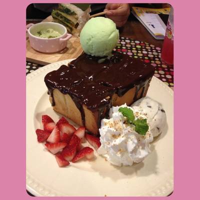 ช็อกโกแลตโทสท์ >< อร่อยมากๆๆ คำแรกสวรรค์เลยทเคลิ้มสุดๆ สั่งไอศกรีมมะนาวกับคุกกี้ ที่ ร้านอาหาร Sugar Room