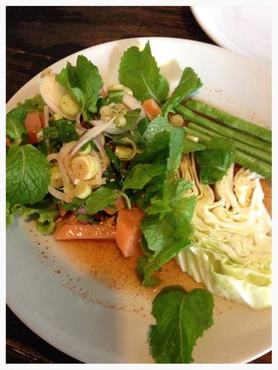 ลาบปลาแซลมอล ที่ ร้านอาหาร กินข้าวบ้านเพื่อน