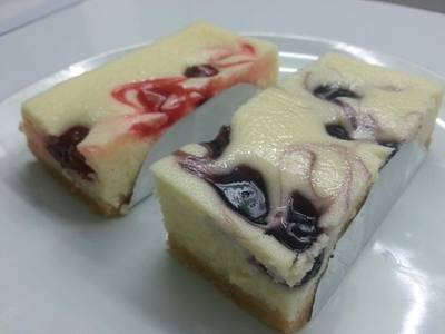 Blueberry chessecake , Cherry chessecake by fresh&taste {^_^} ที่ ร้านอาหาร Fresh & Taste