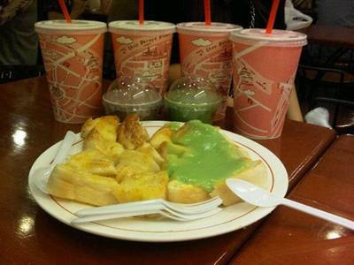 อิ่ม ที่ ร้านอาหาร มนต์นมสด ถนนดินสอ