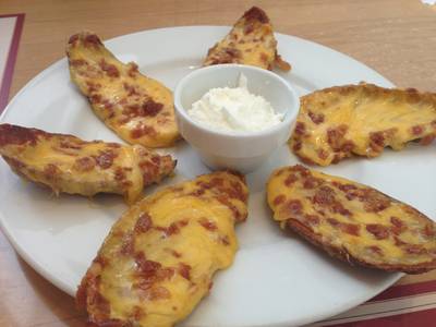 เปลือกมันฝรั่งอบชีส ที่ ร้านอาหาร Tony Roma's Siam Paragon