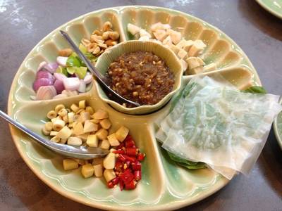 เมี่ยงคะน้าก๋วยเตี๋ยว ที่ ร้านอาหาร Steak Lao Piyarom Sports Club