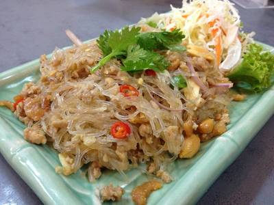 ยำวุ้นเส้นสูตรเด็ดสเต็กลาว รสชาติแปลกๆ ที่ ร้านอาหาร Steak Lao Piyarom Sports Club