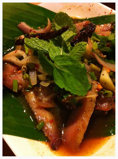 น้ำตกคอหมูย่าง ที่ ร้านอาหาร ส้มตำนัว สยามสแควร์ซอย 5