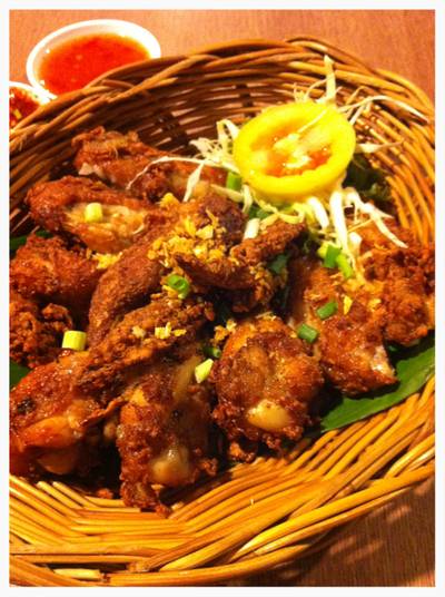 ไก่ทอดตะกร้าใหญ่ ที่ ร้านอาหาร ส้มตำนัว สยามสแควร์ซอย 5