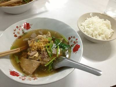 แบบนี้ 2 ชุด น้ำ 1 ขวด 160 บาท ที่ ร้านอาหาร เซี้ย เกาเหลาเนื้อไร้เทียมทาน