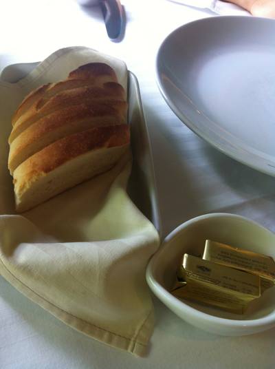 ขนมปังรองท้องพร้อมเนย ที่ ร้านอาหาร Delicatezza