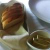 ขนมปังรองท้องพร้อมเนย ที่ ร้านอาหาร Delicatezza
