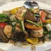 ปลากะพงผัดพริกไทยดำ ที่ ร้านอาหาร ครัวดอกไม้ขาว