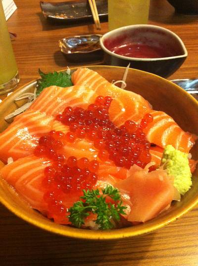 Salmon Ikura Don ที่ ร้านอาหาร Tororo Sushi Salmon Ikura Don ที่ ร้านอาหาร Tororo Sushi