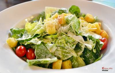 ซีซาร์สลัดยังไม่เข้มข้น จานนี้ไม่ผ่าน ที่ ร้านอาหาร บ้านน้ำเคียงดิน