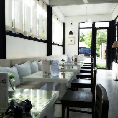 มาการอง ชิ้นละ20 อร่อยดี แต่ไส้สตรอเบอร์รี่ ไม่ไหวอ่ะ ที่ ร้านอาหาร Ob-oon