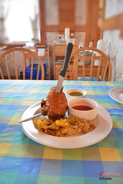 ขาหมูเยอรมันปักมีดมาเสิร์ฟเลย ที่ ร้านอาหาร บ้านน้ำเคียงดิน