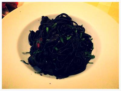 พาสต้าหมึกดำ (จำชื่อเมนูไม่ได้ =,=") ดำแท้ รสเข้มข้น อร่อยลืม ที่ ร้านอาหาร Pizzeria Limoncello