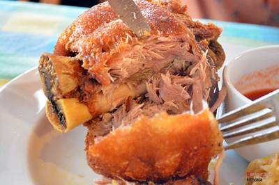 ขาหมูเยอรมัน หนังทอดกรอบมาก ไม่อมน้ำมันเลย ที่ ร้านอาหาร บ้านน้ำเคียงดิน