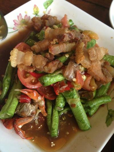 ตำถั่วหมูกรอบ ที่ ร้านอาหาร ครกไม้ไทยลาว