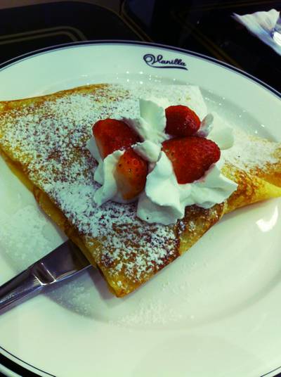 Strawberry and Banana Crepe ที่ ร้านอาหาร Vanilla Brasserie Siam Paragon