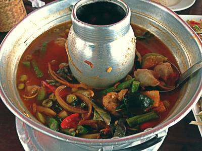 แกงป่าลูกชิ้นปลากราย ที่ ร้านอาหาร โคขุน ปลาเขื่อน