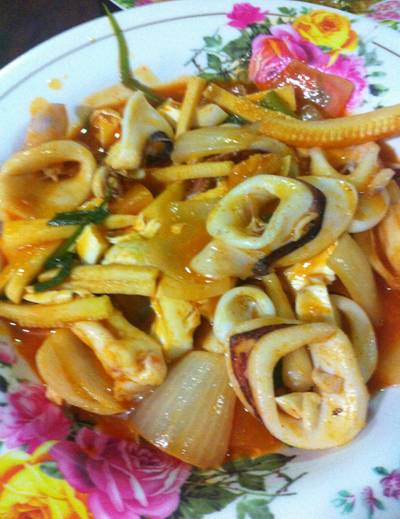 หมึกผัดไข่เค็ม ที่ ร้านอาหาร โรจน์ ซีฟู้ด หมึกผัดไข่เค็ม ที่ ร้านอาหาร โรจน์ ซีฟู้ด