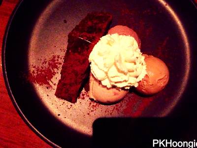 Brownie กับไอศครีมสามอย่าง ที่ ร้านอาหาร Spring Dining Room (Spring & Summer)