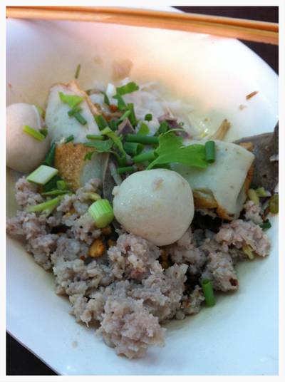 เส้นใหญ่แห้งต้มยำ::40บาท ที่ ร้านอาหาร รุ่งเรือง ก๋วยเตี๋ยวหมู