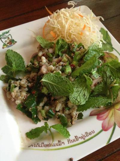 ก้อยไข่มดแดง ที่ ร้านอาหาร ครกไม้ไทยลาว