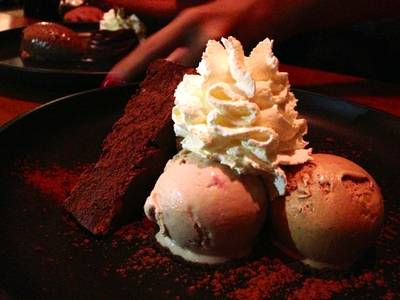 อีกมุมกับ Brownie ;P~ ที่ ร้านอาหาร Spring Dining Room (Spring & Summer)