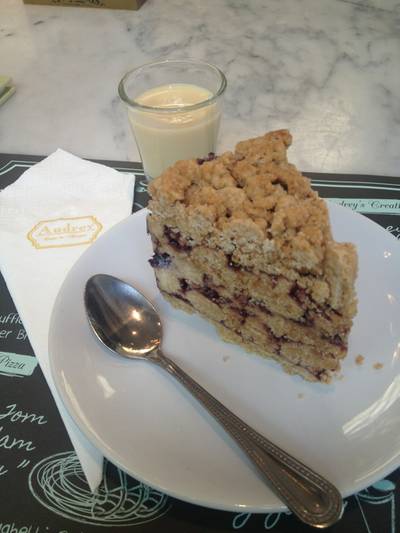 Blueberry Crumble ที่ ร้านอาหาร Audrey Cafe & Bistro ทองหล่อ Blueberry Crumble ที่ ร้านอาหาร Audrey Cafe & Bistro ทองหล่อ