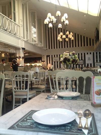 บรรยากาศด้านในร้าน ตกแต่งสวยงาม หรูหรา อบอุ่น ที่ ร้านอาหาร Audrey Cafe & Bistro ทองหล่อ บรรยากาศด้านในร้าน ตกแต่งสวยงาม หรูหรา อบอุ่น ที่ ร้านอาหาร Audrey Cafe & Bistro ทองหล่อ