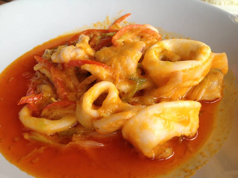 หมึกผัดไข่เค็ม ที่ ร้านอาหาร กินปู ซีฟู้ด