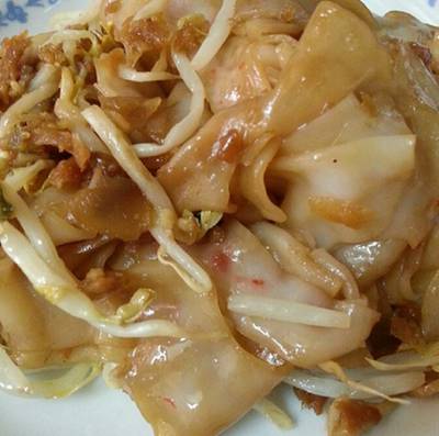 เส้นที่คลุกเคล้าน้ำมันกระเทียมเจียวและน้ำผัดหมู ที่ ร้านอาหาร ก๋วยเตี๋ยวหลอดเจ๊เต่า