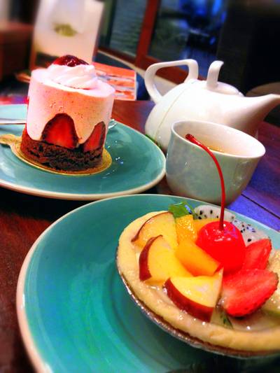 มูสสตอร์เบอร์รี่+ทาร์ตผลไม้ จิบชามะลิ ^^ ที่ ร้านอาหาร Dee Food