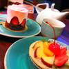 มูสสตอร์เบอร์รี่+ทาร์ตผลไม้ จิบชามะลิ ^^ ที่ ร้านอาหาร Dee Food