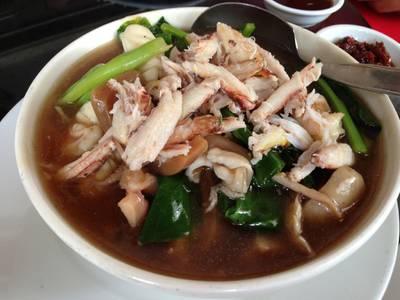 ราดหน้าทะเล เนื้อทะลัก ที่ ร้านอาหาร สามย่านซีฟู้ด