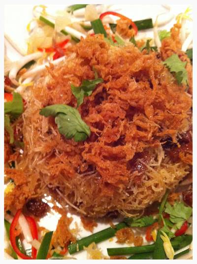 หมี่กรอบ** ที่ ร้านอาหาร ต้นเครื่อง