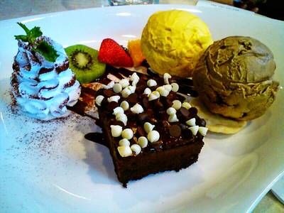 Brownie With Ice Cream ที่ ร้านอาหาร Melt Me ทองหล่อ 10