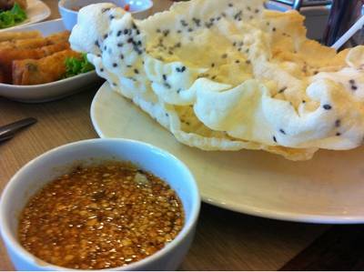 ข้าวเกรียบงา ที่ ร้านอาหาร ร้านอาหารเวียดนาม