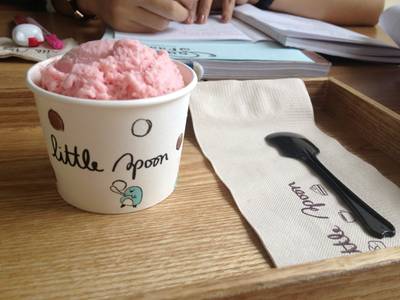 real strawberry yoghurt กินเท่าไหร ก็ไม่หมด อร่อยยมากกก ที่ ร้านอาหาร Little Spoon