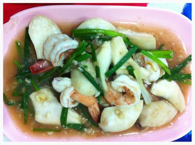 ผัดเห็ดออรินจิใส่กุ้ง ที่ ร้านอาหาร แกงป่าศรีย่าน