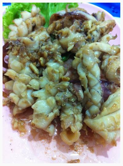 ปลาหมึกทอดกระเทียม ที่ ร้านอาหาร แกงป่าศรีย่าน