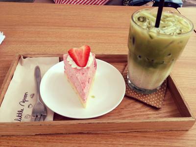strawberry mousse , grean tea late'  ที่ ร้านอาหาร Little Spoon