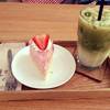 strawberry mousse , grean tea late'  ที่ ร้านอาหาร Little Spoon